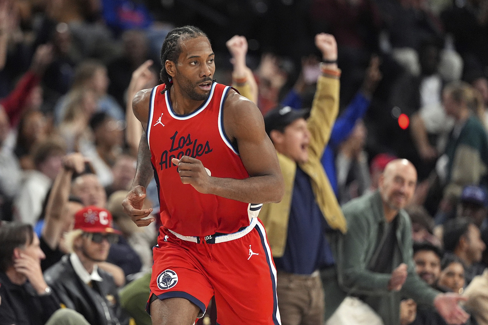 莱昂纳德：我们第二节有很多失误&这很伤 但大家打得很努力